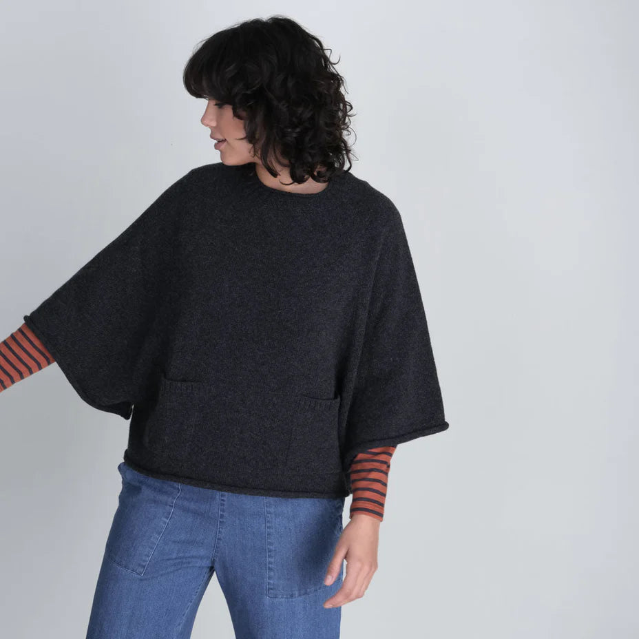 HOLLY STRIKKET PONCHO I REN ULL FRA BIBICO