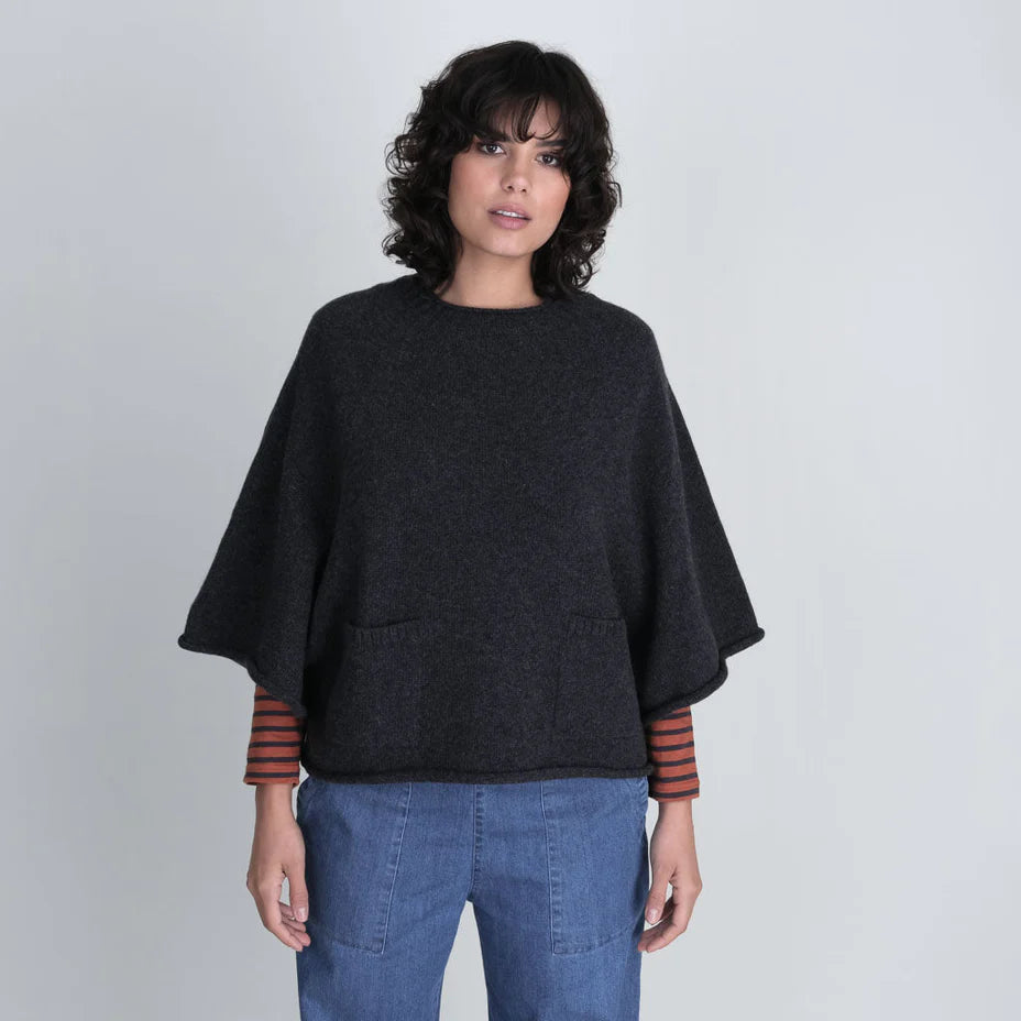 HOLLY STRIKKET PONCHO I REN ULL FRA BIBICO