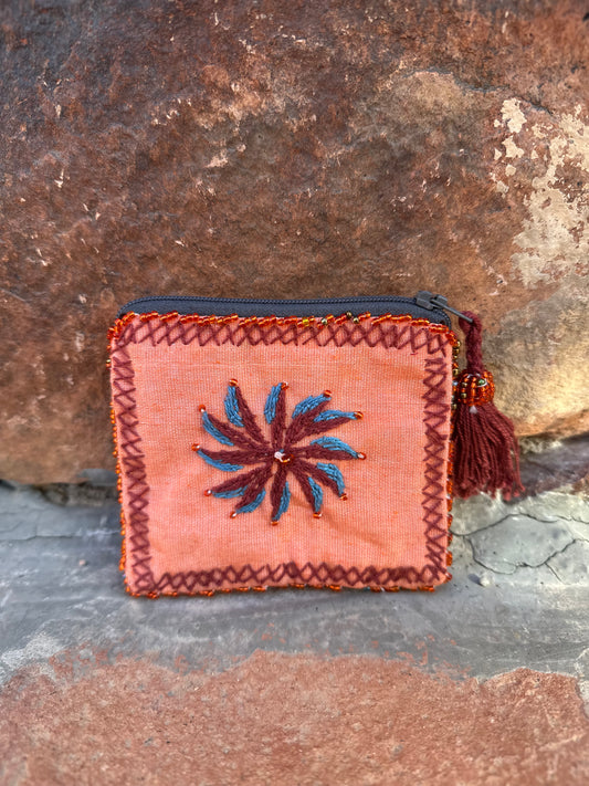 # 48 Brodert liten pung Sinai