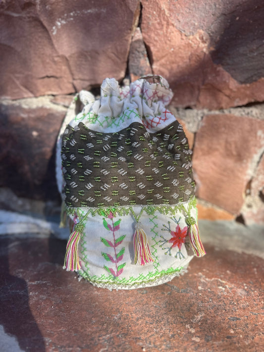 # 62 Pompadour veske - håndbrodert