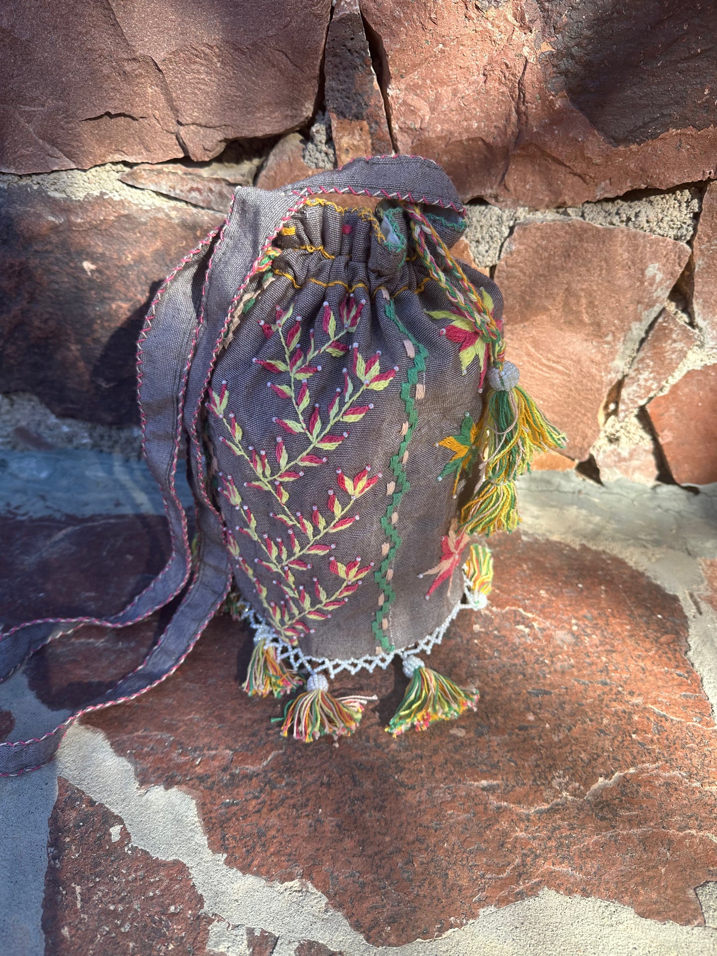 # 63 Pompadour veske - håndbrodert