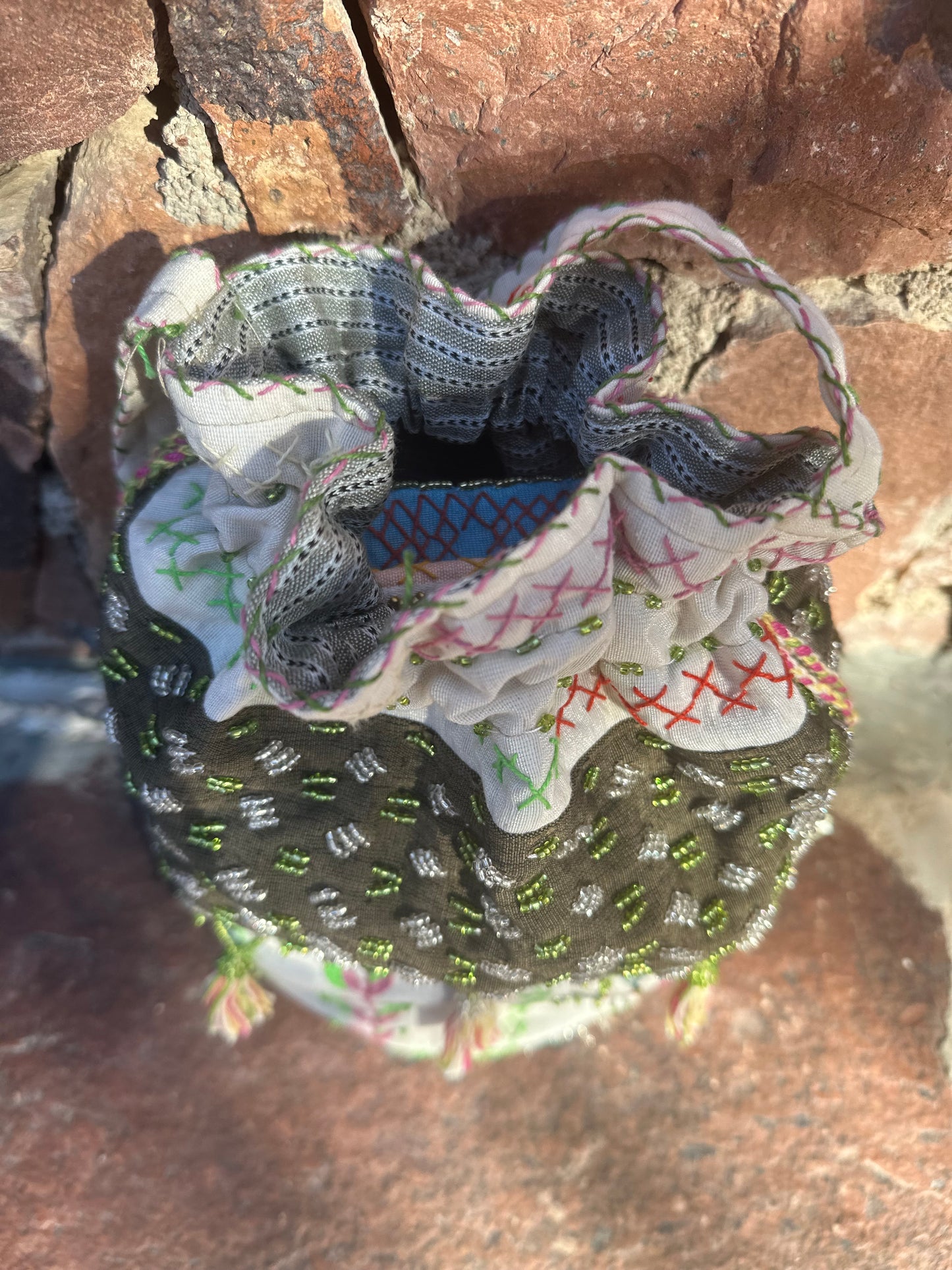 # 62 Pompadour veske - håndbrodert