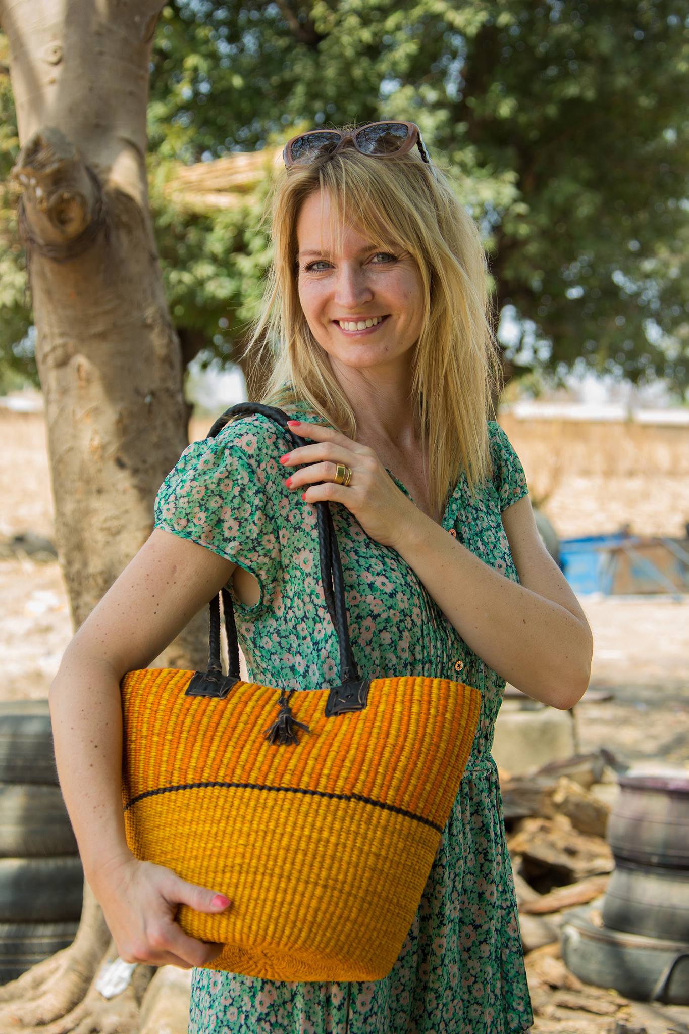 BOLGA SKULDERVESKE - NATUR/SORT - fair trade fra Ghana